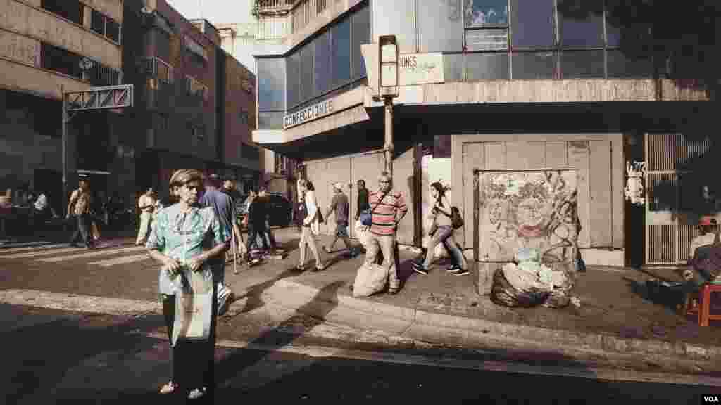 El fotógrafo Vasco Szinetar muestra en la series Los penitentes&nbsp; y Los caminantes la desesperanza de los venezolanos en las urbes del país. El deterioro social y el espacio y movimiento son captados por el artista. (Reproducción exhibición derechos de uso VOC)&nbsp;