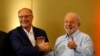 El expresidente brasileño Luiz Inacio Lula da Silva, derecha; del Partido de los Trabajadores; y el ex gobernador de Sao Paulo Geraldo Alckmin, del Partido Socialista Brasileño; posan para fotos en un evento de campaña en Sao Paulo el 8 de abril del 2022.