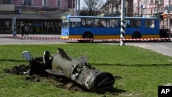 Pecahan rudal Tochka-U tampak di dekat stasiun kerata api di Kramatorsk, Ukraina (foto: ilustrasi). Serangan rudal ini menewaskan sedikitnya 50 orang yang sedang menunggu dievakuasi dari zona perang. 
