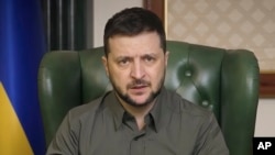 En esta imagen de un video proporcionado por la Oficina de Prensa Presidencial de Ucrania, el presidente ucraniano Volodymyr Zelenskyy habla desde Kiev, Ucrania, el domingo 10 de abril de 2022. (Oficina de Prensa Presidencial de Ucrania vía AP)