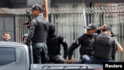 Miembros de las Fuerzas de Acción Especial de Venezuela (FAES) viajan en una camioneta en Caracas, Venezuela, 5 de julio de 2019. En noviembre del 2020, seis agentes de FAES fueron detenidos por el secuestro y extorsión de un ganadero en Venezuela.