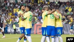 El delantero de Brasil Gabriel Martinelli (D) celebra al anotar el segundo gol de su equipo con sus compañeros durante el partido amistoso internacional de fútbol entre Brasil y México en el Kyle Field en College Station, Texas, el 8 de junio de 2024.