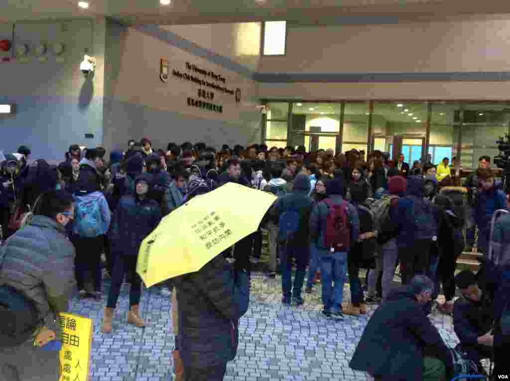 香港大學罷課學生和一些民間團體在港大校委會會場外抗議(美國之音海彥拍攝)