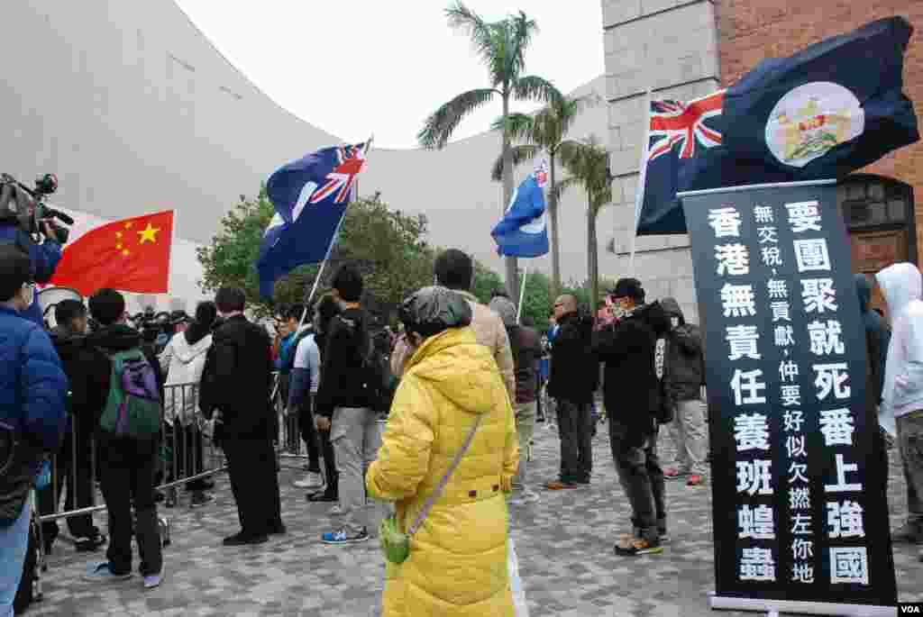 反對及歡迎大陸遊客的團體在尖沙咀鐘樓集會,互相對罵