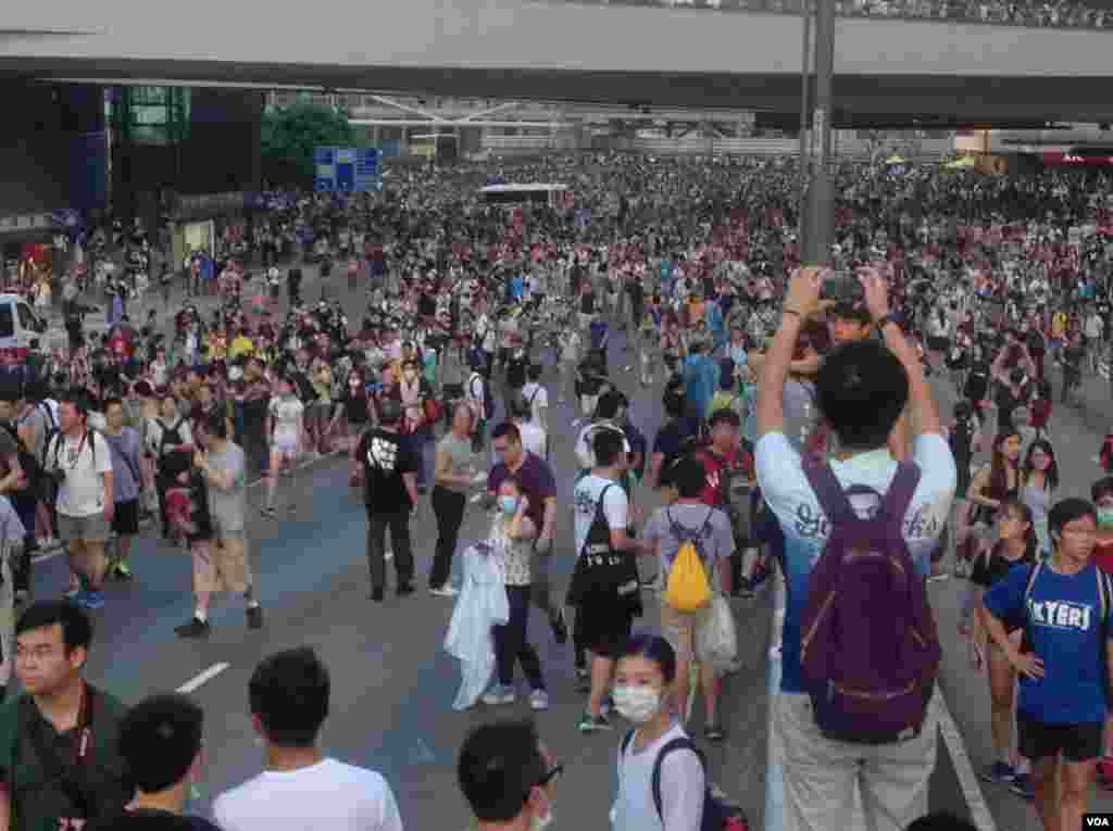 港人声援占中抗拒警方封锁中环金钟多处瘫痪（美国之音海彦拍摄）