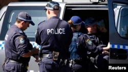 Polisi Australia dalam sebuah penggerebekan kontra-terorisme di Sydney. (Reuters/David Gray)