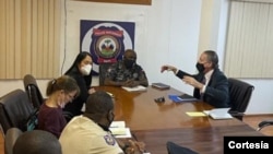 Enviado de EE.UU. a Haití, Daniel Foote, se reúne con jefe de la policía Leon Charles. [Foto tomada de la cuenta de Twitter de la Policía Nacional, publicada el 24 de julio de 2021.