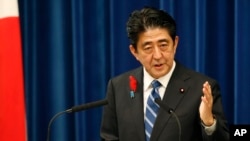 日本首相安倍晋三在东京首相官邸举行记者会。（2013年10月1日資料照片）