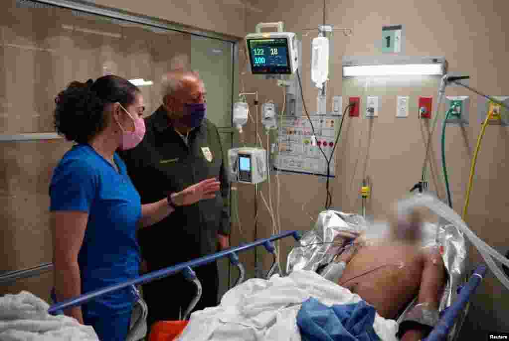 El comisionado del Instituto Nacional de Migración de México, Francisco Garduño, visitó a un migrante herido luego del incendio,