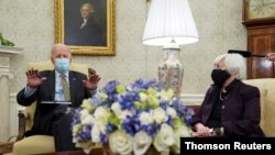 El presidente de Estados Unidos, Joe Biden, recibe el informe económico semanal en la Casa Blanca en Washington, el 9 de abril de 2021.