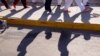 Un grupo de migrantes camina de vuelta a Ciudad Juárez, en México, tras ser expulsados de Estados Unidos bajo el Título 42, el 3 de mayo de 2022.