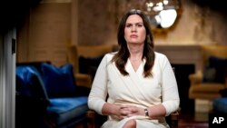 Sara Hakabi Sanders, Arkanzas shtatining yangi gubernatori, Prezident Jo Baydenni aqldan ozgan, keksa rahbar deya baholab, uni qayta saylamaslikka chaqirmoqda 