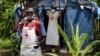 Agents de santé près du point de contrôle à la frontière de Mpondwe entre l'Ouganda et la République démocratique du Congo, le 14 juin 2019.