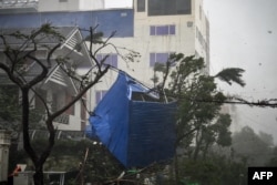 Los escombros de una valla destruida se enredan entre los árboles después de que el súper tifón Yagi azotara Hai Phong el 7 de septiembre de 2024.