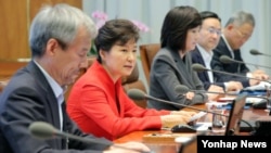 박근혜 한국 대통령이 14일 청와대에서 열린 대통령 주재 수석비서관회의에서 모두 발언하고 있다. 