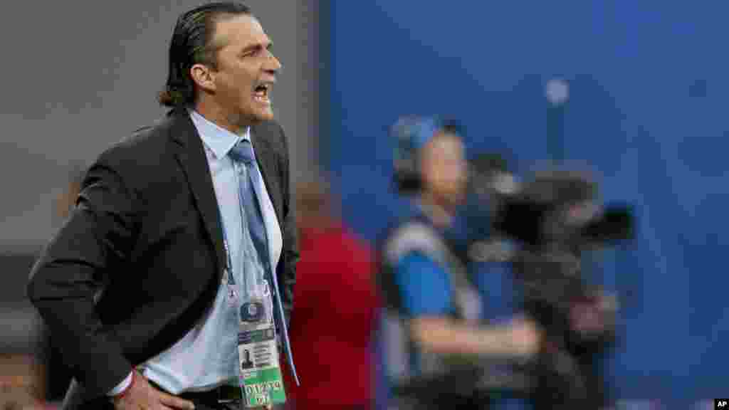 L'entraîneur du Chili, Juan Antonio Pizzi, lors du match, au stade de Saint-Pétersbourg, en Russie, le 2 juillet 2017.