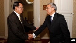 Cambodia's Prime Minister Hun Sen, left, shakes hands with Surya Subedi, right, U.N. special rapporteur for human rights in Cambodia, before their meeting at Peace Palace in Phnom Penh, file photo. 