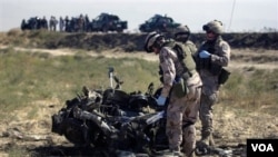 Tiga tentara NATO asal Swedia memeriksa bekas serangan bunuh diri di Mazar-i-Sharif, Afghanistan (foto: 24 September 2010).