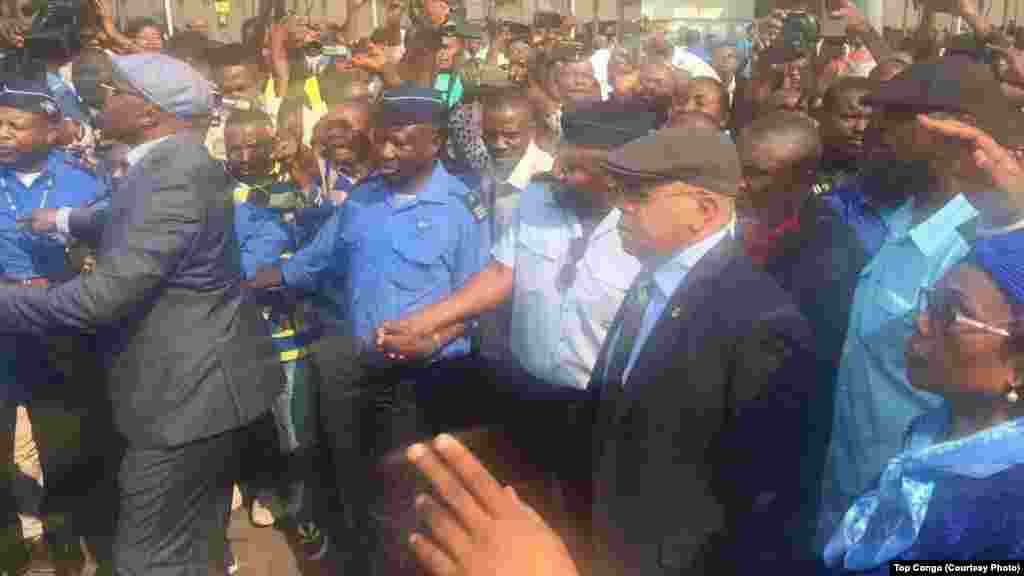Etienne Tshisekedi, opposant historique et leader de l’Union pour la démocratie et le progrès social (UDPS), a atterri à l’aéroport international de N’Djili à son retour d’une longue convalescence l’étranger, à Kinshasa, RDC, 27 juillet 2016.