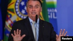 El presidente de Brasil, Jair Bolsonaro, hace un gesto en el Palacio Planalto en Brasilia, Brasil, 24 de febrero de 2021.