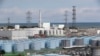 Tangki-tangki penyimpanan air yang masih mengandung bahan radioaktif tampak di pembangkit listrik tenaga nuklir Fukushima Daiichi di Prefektur Fukushima, Jepang, 27 Februari 2021. (Foto: Hiro Komae/AP Photo, arsip)