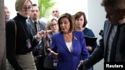 Ketua DPR AS Nancy Pelosi menjawab pertanyaan wartawan di Capitol Hill (8/1). 