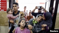 Los palestinos reaccionan tras los ataques israelíes, en medio del conflicto en curso entre Israel y el grupo palestino Hamas, en un hospital de Khan Younis, en el sur de la Franja de Gaza, el 13 de noviembre de 2023. REUTERS/Mohammed Salem