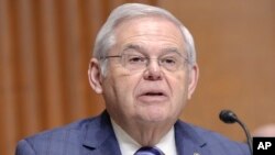 ARCHIVO - El senador Bob Menéndez, demócrata por Nueva Jersey, hace una pregunta durante una audiencia de la Comisión de Finanzas del Senado en el Capitolio el jueves 14 de marzo de 2024, en Washington.