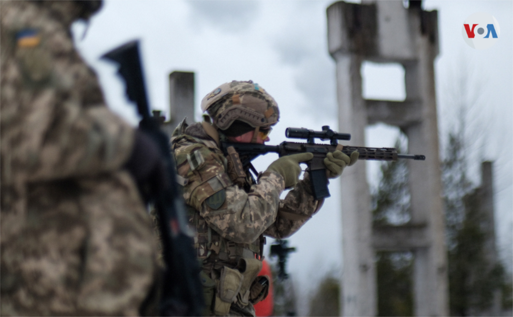 Un voluntario ucraniano participa en los ejercicios de entrenamiento que se realizan a las afueras de la capital, Kiev.
