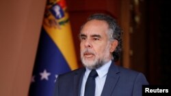 El embajador de Colombia en Venezuela, Armando Benedetti, observa mientras visita el Palacio de Miraflores para reunirse con el presidente de Venezuela, Nicolás Maduro, en Caracas, Venezuela, el 29 de agosto de 2022.