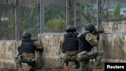 Soldados vigilan una puerta después de que varios reclusos murieron en peleas entre pandillas en Guayaquil, Ecuador, el 2 de noviembre de 2022.