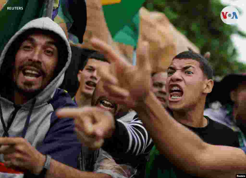 Simpatizantes del presidente de Brasil, Jair Bolsonaro, reaccionan tras ver su discurso en Itaborai, en el estado de Río de Janeiro, Brasil, el 1 de noviembre de 2022. 