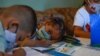 Los niños asisten a clase en un aula improvisada en una casa en el barrio de Petare, el barrio marginal más grande de Venezuela, en Caracas en medio de la pandemia del nuevo coronavirus COVID-19, el 16 de septiembre de 2020.