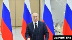 El presidente ruso, Vladimir Putin, pronuncia un discurso mientras visita el cosmódromo de Vostochny en la región de Amur, Rusia, el 12 de abril de 2022.
