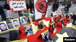 Foto-foto korban tewas dalam demonstrasi di Iran saat berlangsungnya protes solidaritas anggota komunitas Iran dan pendukung Dewan Nasional Iran di Paris, Prancis, 12 Februari 2023. (REUTERS/Yves Herman)