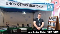 Armando Nuviola, editor y director de la editorial UnosOtrosEdiciones, frente a su stand en la Feria del Libro de Miami, EEUU. [Foto: Luis Felipe Rojas, VOA]