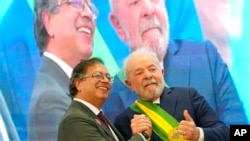 El presidente Luiz Inácio Lula da Silva, a la derecha, posa para una foto con el presidente de Colombia, Gustavo Petro, después de que prestó juramento como nuevo presidente en el Palacio del Planalto, en Brasilia, Brasil, el 1 de enero de 2019.
