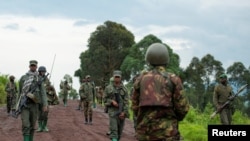 Para anggota kelompok pemberontak M23 menarik diri dari area di Kibumba, di dekat Kota Goma, provinsi Kivu Utara, Kongo, pada 23 Desember 2022. (Foto: Reuters/Arlette Bashizi)
