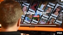 Múltiples aplicaciones en línea están disponibles para buscar pareja o simplemente para ampliar el horizonte de relaciones. [Foto: Tomás Guevara / VOA]