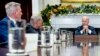 El presidente de EEUU, Joe Biden, conversa con los líderes del Congreso, el republicano Kevin MacCarthy y el demócrata Chuck Shumer en la Casa Blanca el 29 de enero de 2023.
