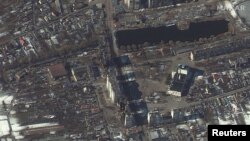 Imágenes satelitales muestran barrios residenciales en los alrededores de Kiev, dañados por la ofensiva rusa, el 9 de marzo de 2022.