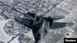 Un avión MIG-29 de la Fuerza Aérea de Polonia vuela sobre los Países Bálticos en una misión de la OTAN en febrero de 2015.