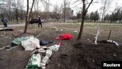 რუსი ოკუპანტების მიერ დახოცილ მშვიდობიან უკრაინელებს, პირდაპირ საცხოვრებელი კორპუსების ეზოებში კრძალავენ 