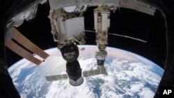 Esta foto del 6 de diciembre de 2021 proporcionada por la NASA muestra la Estación Espacial Internacional en órbita a 264 millas sobre el mar Tirreno con la nave tripulada Soyuz MS-19 acoplada.