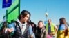Voluntario lleva las pertenencias de refugiados ucranianos que cruzan la frontera. A menudo, los recién llegados suelen llevar varias bolsas y maletas con las que es difícil moverse.