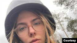 La periodista ucraniana Oleksandra Kuvshynova se ve en esta foto sin fecha. [Foto cortesía de O. Kuvshynova].