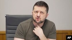 En esta imagen de un video proporcionado por la Oficina de Prensa Presidencial de Ucrania, el presidente de Ucrania, Volodymyr Zelenskyy, habla durante una entrevista con los medios de comunicación rusos independientes desde Kiev, Ucrania, el 27 de marzo de 2022.