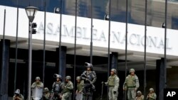 Policías y soldados custodian la Asamblea Nacional en Quito, Ecuador, el miércoles 9 de octubre de 2019.