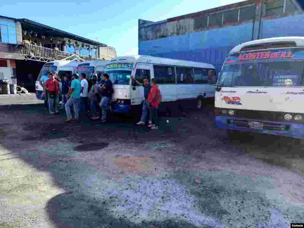 Personal de las Fuerzas Armadas y del Ministerio de Obras Públicas condujeron los autobuses durante las primeras horas.