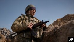 在首都基辅以北的一处阵地战壕里的一名乌克兰军人。(2021年3月29日)